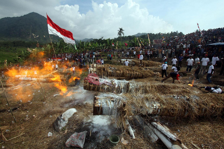 Merawat Tradisi Adu Kuluwung