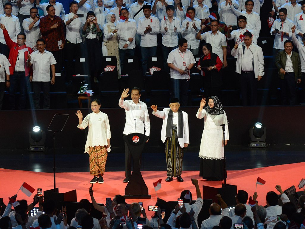 Presiden dan Wakil Presiden terpilih Joko Widodo (kedua kiri) beserta istri dan Ma'ruf Amin (kedua kanan) dan istri di acara Visi Indonesia. Foto: MI/Susanto.