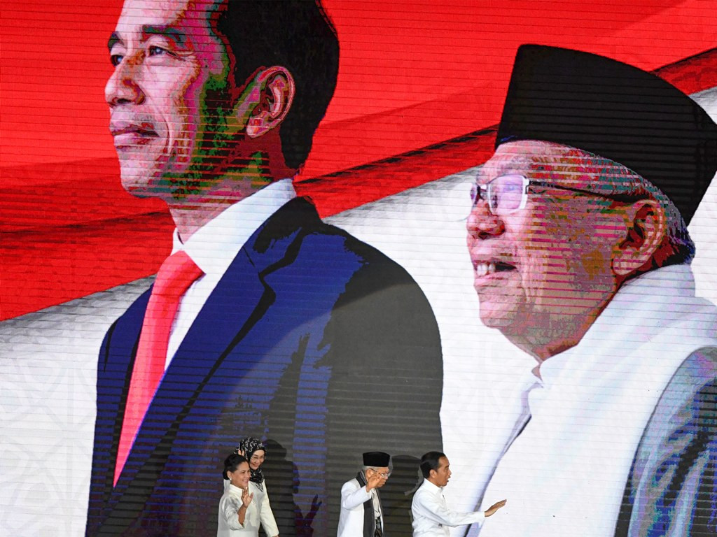 Presiden dan Wakil Presiden terpilih Joko Widodo (kanan) dan Ma'ruf Amin (kedua kanan) bersama Ibu Irianan Joko Widodo (kiri) dan Ibu Wury Estu Handayani (kedua kiri) pada acara Visi Indonesia. Foto: Antara/Hafidz Mubarak.