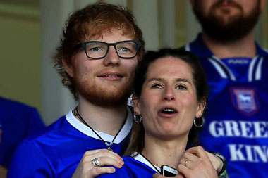 Ed Sheeran Ternyata telah Menikah