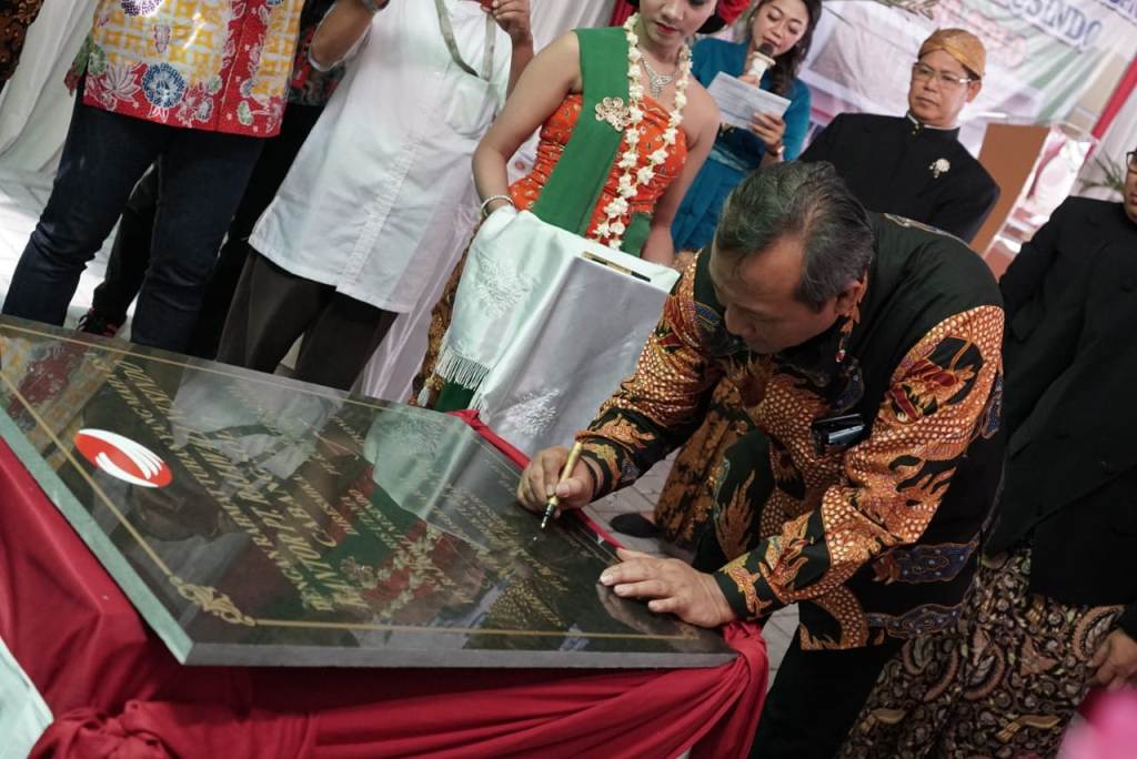 Direktur Utama RNI B Didik Prasetyo menandatangani prasasti pembangunan Rajawali Nusindo. (FOTO: dok RNI)