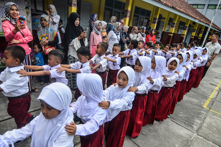 Suasana Hari Pertama Masuk Sekolah di Sejumlah Daerah