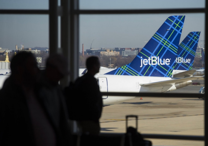 Foto Rompi Bunuh Diri Tersebar, Sebuah Pesawat Dievakuasi