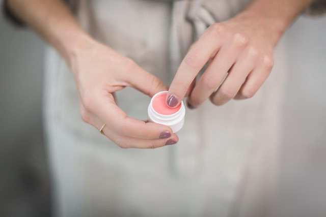 5 Bahan Alami Pengganti Lip Balm