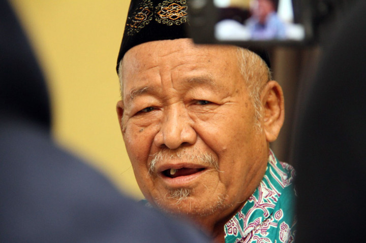 Menabung 22 Tahun, Tukang Becak Ini Akhirnya Berangkat Haji