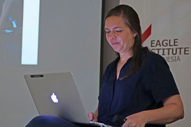 Jurnalis TIME Spencer Bakalar Berbagi Cerita tentang Video Dokumenter