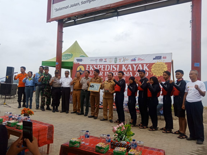 Memperkenalkan Potensi Pariwisata Danau Toba lewat Ekspedisi Kayak