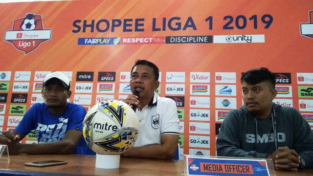 Pelatih PSIS Semarang, Jafri Sastra (tengah) dan pemain Sjafrudin Tahar (kiri). Medcom.id-Ahmad Mustaqim 