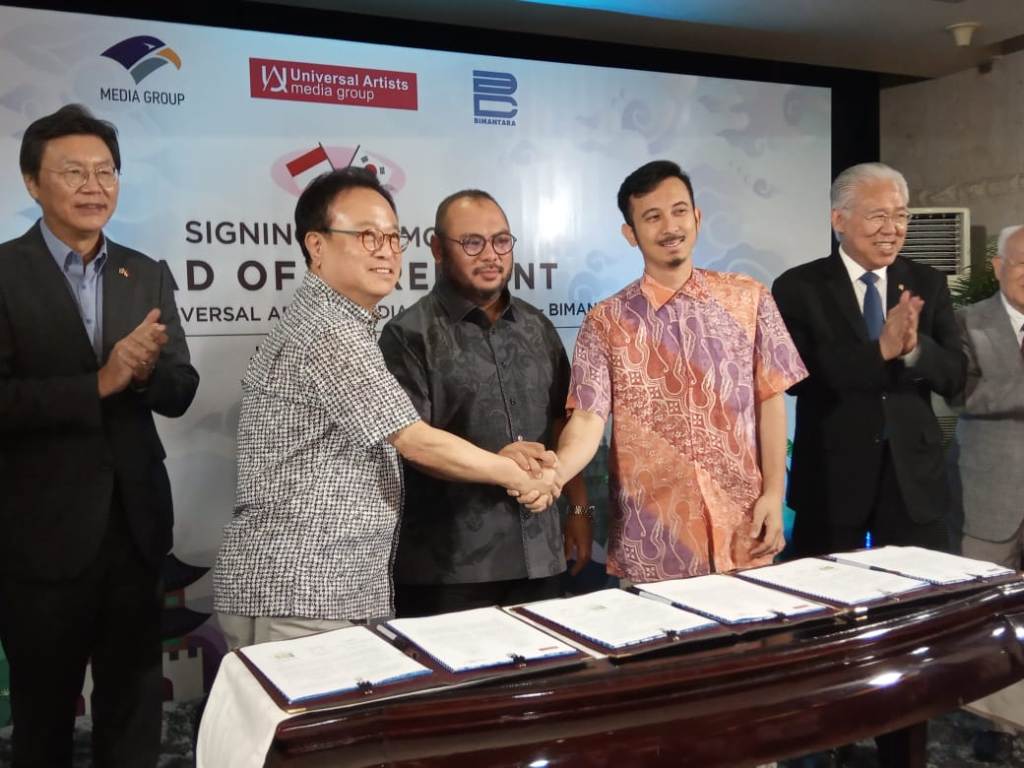 Penandatanganan Head of Agreement (HoA) kerja sama antara Media Group dengan Universal Artis Media Group Korea dan Bimantara Citra. Foto: Medcom.id/Kautsar Widya Prabowo