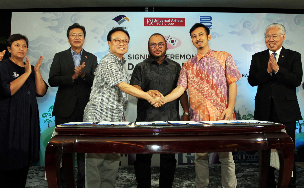 Penandatanganan kerja sama joint venture pengembangan konten kreatif antara Indonesia dan Korea Selatan di Gedung Media Group, Kedoya, Jakarta, kemarin. Foto: MI/Agus M