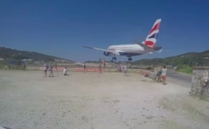 Pesawat British Airways Mendarat Dekat Kerumunan Turis