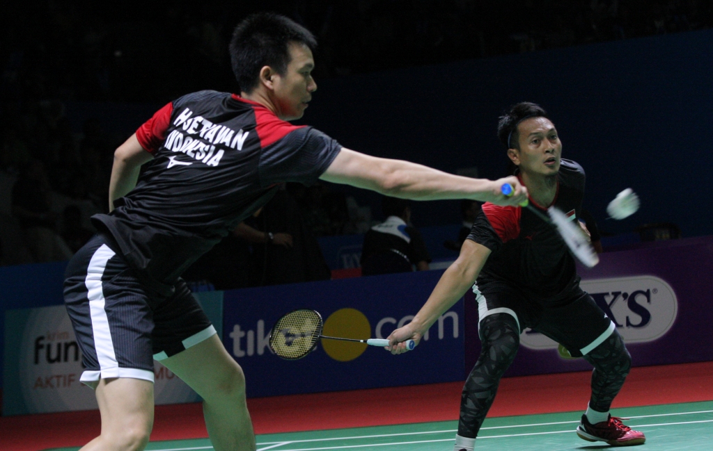 Momen saat Mohammad Ahsan/Hendra Setiawan membalikkan pukulan ke pasangan Inggris Marcus Ellis/Chris Langridge (Foto: MI/Ramdani)