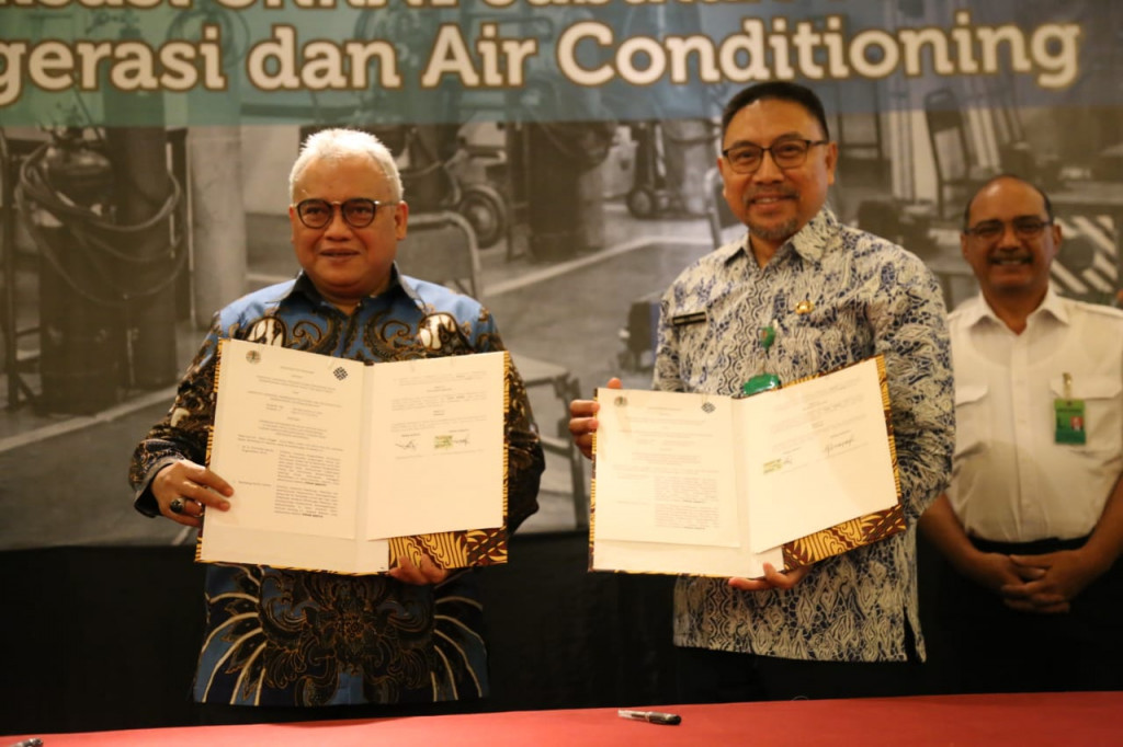 Dirjen Binalattas Kemenaker Bambang Satrio Lelono (kiri) bersama Pengendalian Perubahan Iklim KLHK Ruanda Agung Sugardiman, saat MoU. (Foto: Dok. Kemenaker)