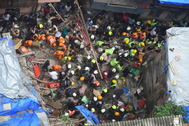 Seorang Perempuan Diselamatkan dari Reruntuhan Gedung Mumbai