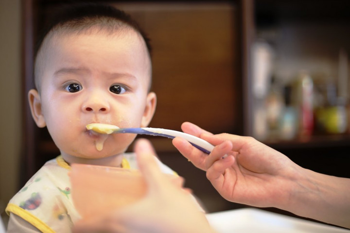 Menstimulasi Panca Indra Bayi selama Waktu Makan