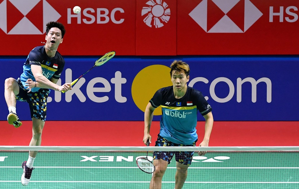 Ganda putra Indonesia Marcus Fernaldi Gideon (kanan) dan Kevin Sanjaya Sukamuljo (kiri) saat membalikkan pukulan wakil Jepang di babak pertama Indonesia Open (Foto: Antara/Sigid Kurniawan)