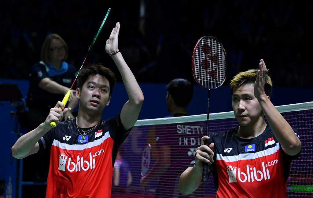 Marcus Fernaldi Gideon (kanan) dan Kevin Sanjaya Sukamuljo (kiri) berselebrasi usai berhasil lolos ke babak perempat final Indonesia Open 2019 (Foto: Antara/Sigid Kurniawan)