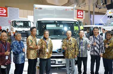 Truk Ramah Lingkungan Hino Dutro Hybrid, Mejeng di GIIAS