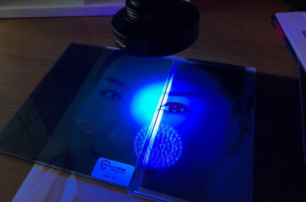 Mengjuji kemampuan tolak sinar ultraviolet di kaca film dengan menggunakan alat khusus. medcom.id/Ahmad Garuda