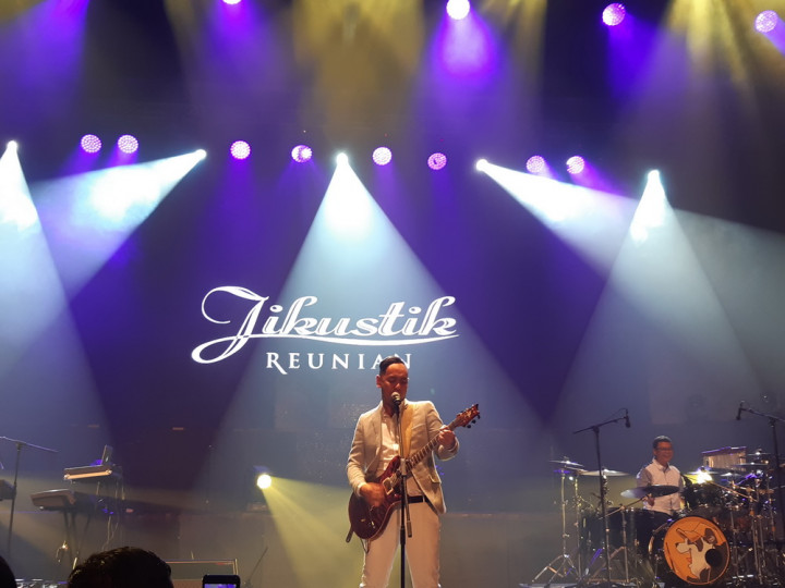 Tawa dan Air Mata di Konser Reuni Jikustik Jakarta
