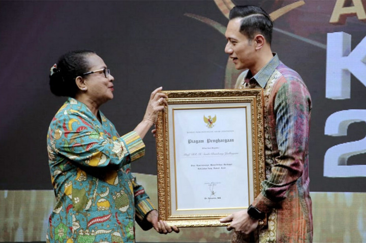 AHY Wakili SBY Terima Anugerah KPAI
