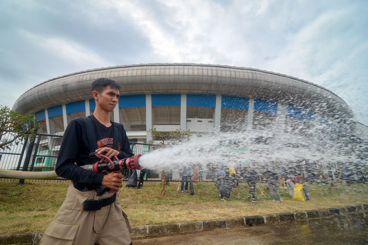 Warga Bandung Bersih-bersih Stadion GBLA