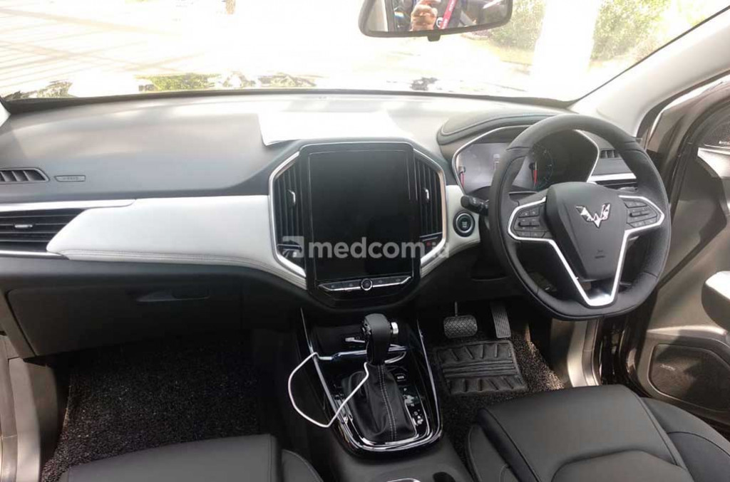 Semua varian Wuling Almaz 5 dan 7 penumpang punya fitur perintah suara. Medcom.id/Bagus Rachmanto