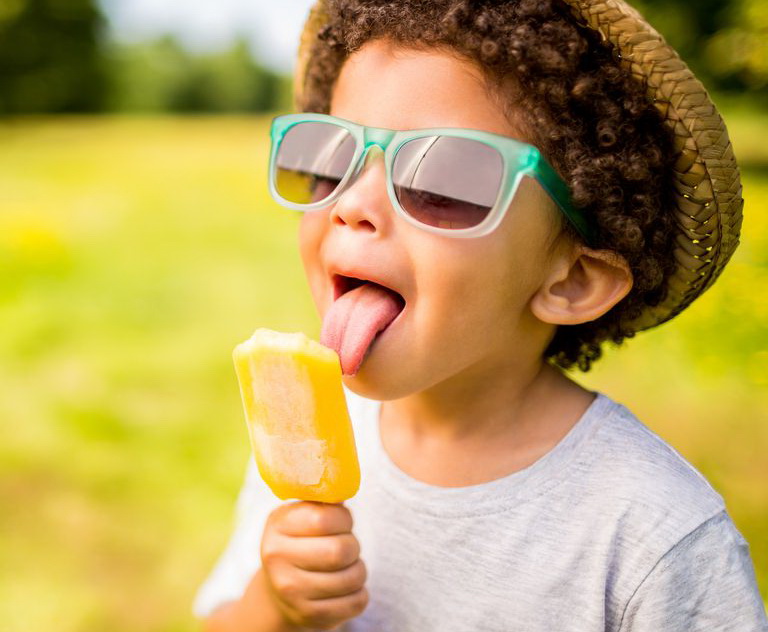 Gejala dan Cara Mengatasi Sengatan Panas pada Anak