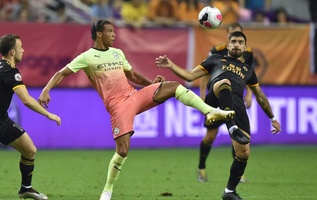 Momen saat winger Manchester City Leroy Sane (kiri) berduel dengan gelandang Wolverhampton Ruben Neves (kanan) (Foto: AFP/Hector Retamal)