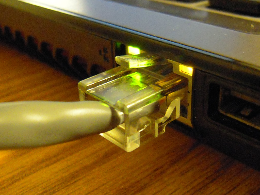 Koneksi internet kabel mengandalkan port ethernet atau LAN.