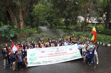 Ramai-Ramai Menanam Pohon di KBRI Addis Ababa