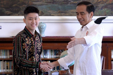 Presiden Jokowi Mendengarkan Singel Terbaru Rich Brian, Kids