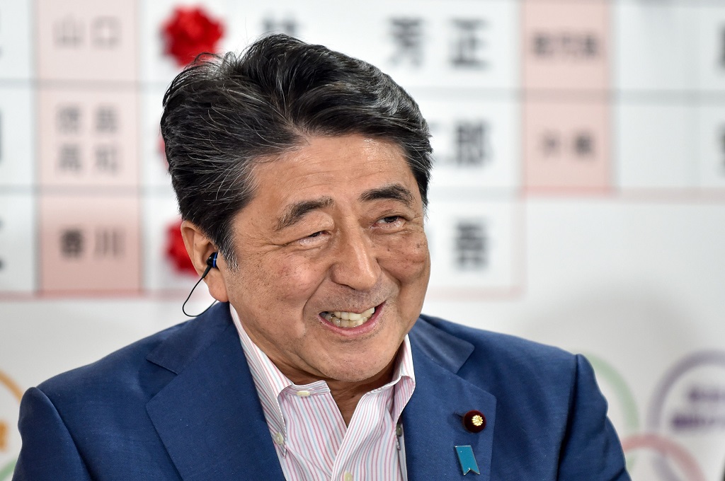 PM Jepang Shinzo Abe tersenyum dalam wawancara dengan media di markas besar LDP di Tokyo, 21 Juli 2019. (Foto: AFP/KAZUHIRO NOGI)