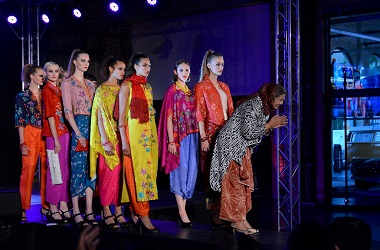 Model Jerman Berbalut Busana Indonesia Hadirkan Pertunjukan Unik