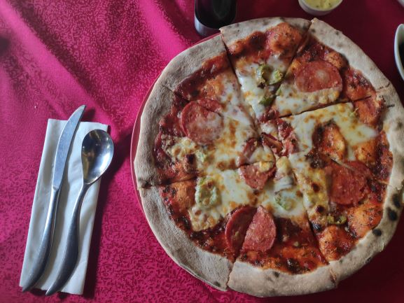 Menghidu Nuansa Kayu Rambutan pada Dinding Pizza