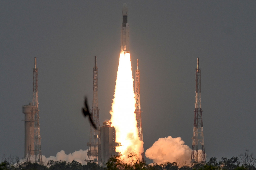 India Sukses Luncurkan Roket ke Bulan