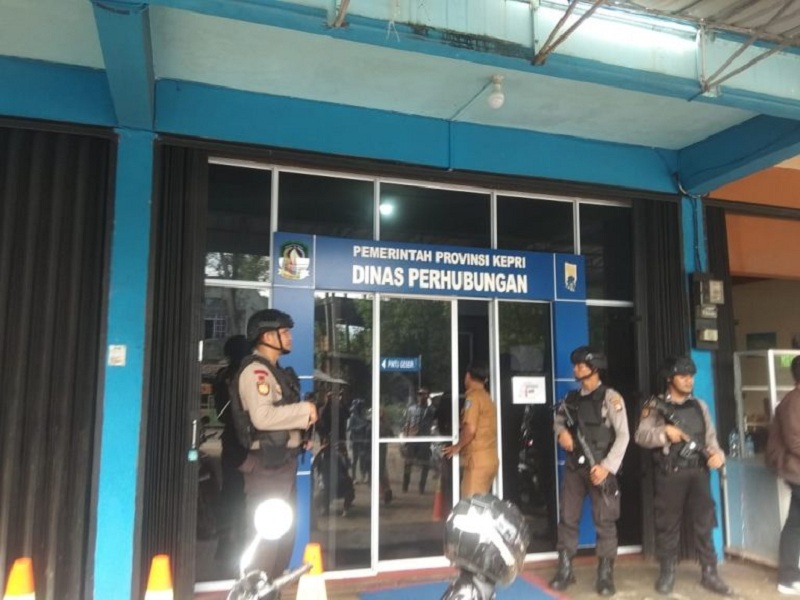 Polisi tampak berjaga-jaga di depan Kantor Dishub Kepri. (Medcom.id/Anwar Sadat Guna)