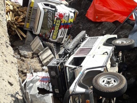 Truk Bermuatan Berat Terperosok di Proyek Jalan Nasional