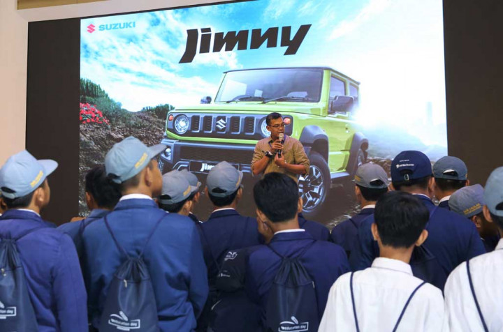 Pelajar Berburu 'Ilmu Jimny' di Student's Day GIIAS 2019