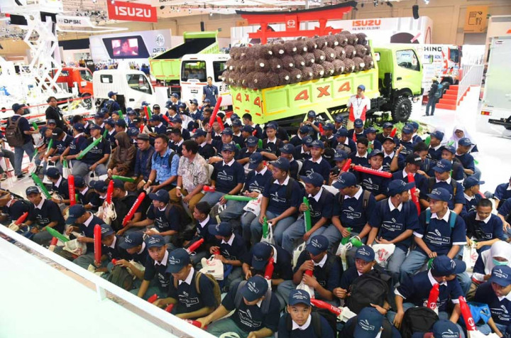 Pelajar Timba Ilmu Teknologi Otomotif di GIIAS 2019