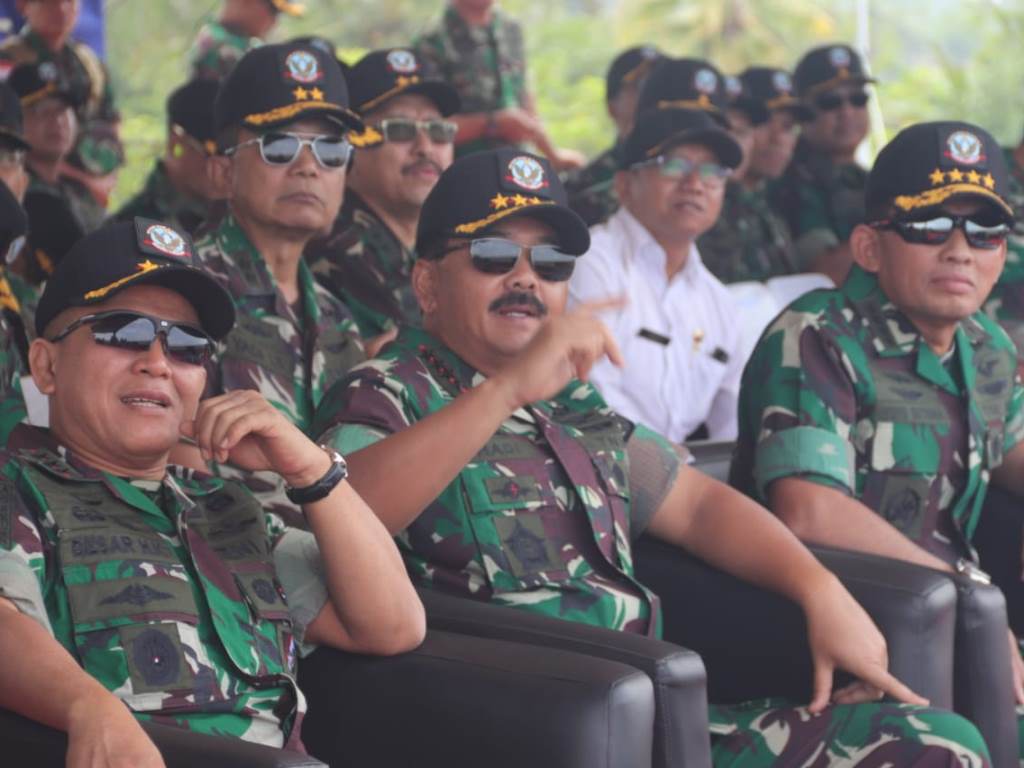 Panglima TNI Marsekal TNI Hadi Tjahjanto (tengah) meninjau puncak Latihan Angkasa Yudha 2019 TNI Angkatan Udara di Pandanwangi, Lumajang, Jawa Timur. Foto: Dokumen Puspen TNI.