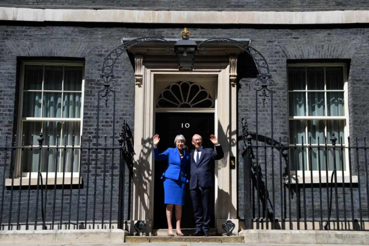 Theresa May Antar Surat Pengunduran Diri ke Ratu Elizabeth