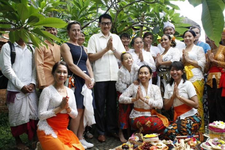 Masyarakat Bali Rayakan Galungan di Pura Jerman