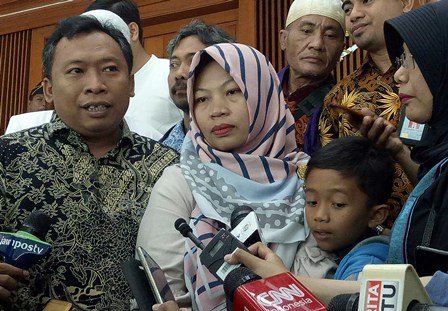 Terdakwa kasus pelangaran Undang-Undang Informasi dan Transaksi Elektronik (ITE), Baiq Nuril (tengah) Foto: Arga Sumantri/Medcom.id