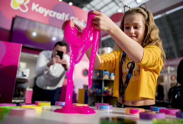 Anak Membuat Slime Berbahan Boraks Sendiri, Amankah?