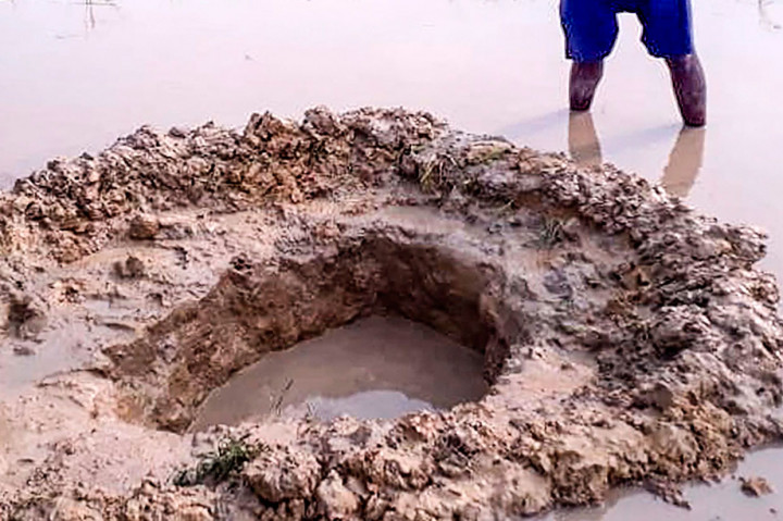 Sebuah Meteorit Jatuh ke Sawah di India