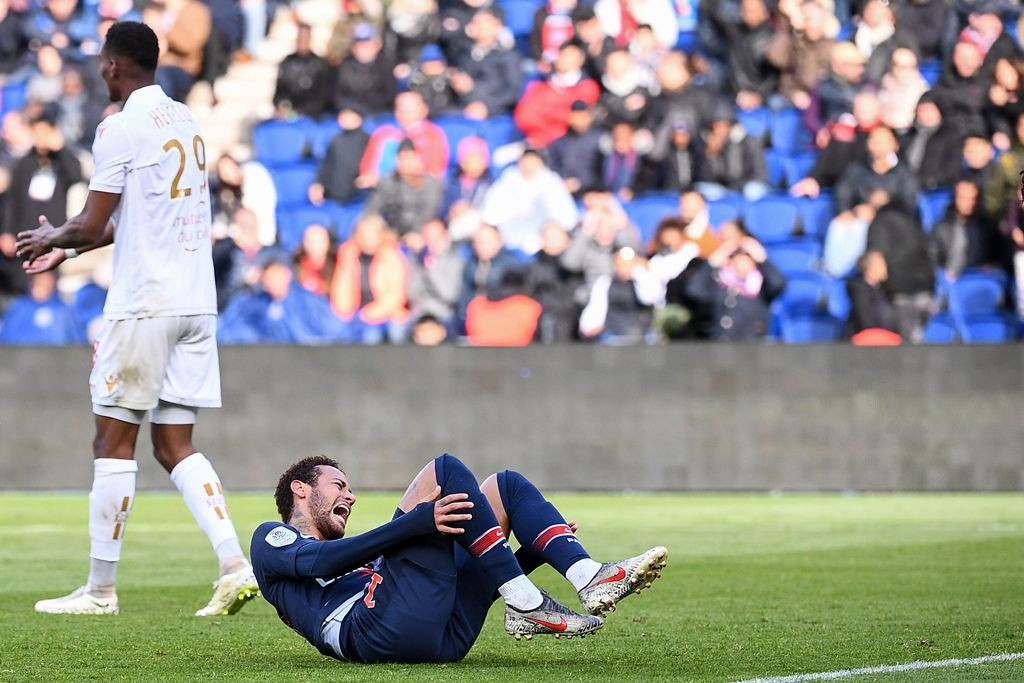 Atlet dalam olahraga kontak, seperti sepak bola, hoki, dan tinju, memiliki peluang terbesar mengalami ketegangan otot. (Foto: AFP/Anne Christine)