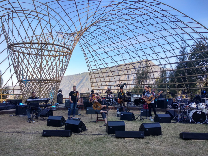 Tampil Membuka Jazz Gunung Bromo, Debu Tebar Pesan Damai