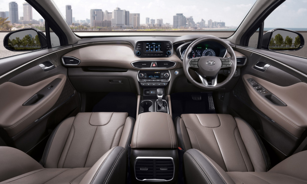 Floating headunit display jadi ciri khas terbaru Hyundai Santa Fe sekaligus jadi kelebihannya. Hyundai