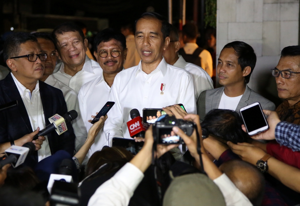 Presiden terpilih Joko Widodo (tengah) memberikan keterangan usai pertemuan dengan Tim Kampanye Nasional (TKN) di Jakarta, Jumat (26/7). Foto: MI/Ramdani